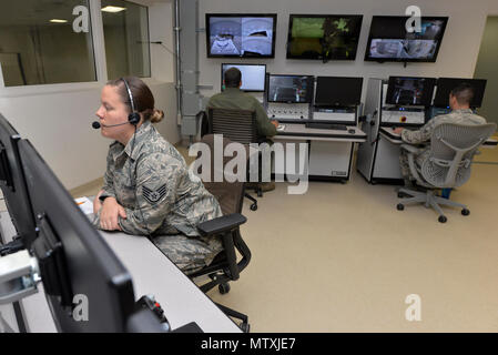 Us Air Force Schule für Luft- und Raumfahrtmedizin operative Physiologie Techniker, Staff Sgt. Maria Longbrake (links), Tech. Sgt. Adam Tyler (Mitte) und Senior Airman Luciano Cattaneo (rechts), betreiben die Bewegungen der Zentrifuge in der Leitwarte als Teil der USAFSAM Ausbildung bei der wright-patterson Air Force Base, Ohio, 26. April 2017. Zentrifuge Ausbildung verbessert die Kampfkraft und Sicherheit durch die Optimierung von flugbesatzungen Verteidigung gegen G-induzierte Verlust des Bewusstseins. Stockfoto