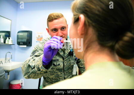 Senior Airman Nathaniel Morris, 341 medizinische Operation Squadron personal Zuverlässigkeit Assurance Program Klinik Techniker, führt eine erste wichtige Kontrollen bei einem Patienten Jan. 30, 2017, an der Malmstrom Air Force Base, Mont Morris arbeitet in der Präp Klinik, die gewährleistet, dass alle Flieger mit dem Programm zur Betreuung von medizinisch getroffen werden. (U.S. Air Force Foto/Airman 1st Class Magen M. Reeves) Stockfoto