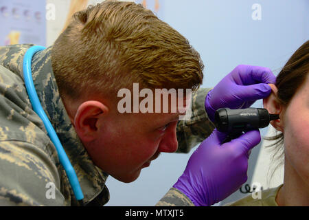 Senior Airman Nathaniel Morris, 341 medizinische Operation Squadron personal Zuverlässigkeit Assurance Program Klinik Techniker, führt eine vorläufige Vitalparameter prüfen auf einem simulierten Patienten Jan. 30, 2017, an der Malmstrom Air Force Base, Mont präp Techniker Ärzten mit medizinischen Bedürfnisse der Patienten durch Messung der Vitalparameter unterstützen, die Durchführung einer General Health Questionnaire nach Ankunft des Patienten, und in einigen Fällen auch auf die Verwaltung von medizinischen Behandlungen nach der Zertifizierung geschult. (U.S. Air Force Foto/Airman 1st Class Magen M. Reeves) Stockfoto