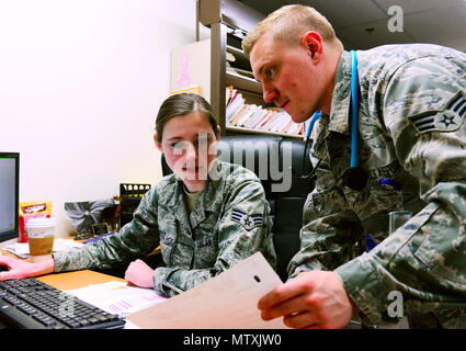 Senior Flieger Jeslyn Raetz, Links, und Nathaniel Morris, rechts, beide 341 medizinische Operation Squadron Techniker prüfen, Qualitätssicherung auf medizinische Unterlagen von Patienten Jan. 30, 2017, an der Malmstrom Air Force Base, Mont medizinischen Akten für alle Patienten jeden Tag gesehen muss ordnungsgemäß ausgefüllt werden, da sie eine inspectable los sind. (U.S. Air Force Foto/Airman 1st Class Magen M. Reeves) Stockfoto