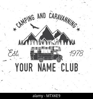 Camping und Caravaning Club. Vector Illustration. Konzept für Hemd oder Logo, Print, Stempel oder T-Stück. Vintage Typografie Design mit Truck Camper und moun Stock Vektor