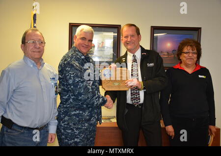 PATUXENT RIVER, Maryland (Jan. 30, 2017) - Von links, Robert Baumstämme, Behinderten amerikanischen Veteranen (DAV) - St. Mary's Chapter #26 Kapitel Service Officer; Kapitän Scott Starkey, Naval Air Station Patuxent River kommandierender Offizier; Harry Metzler, DAV-Str. Mary's Chapter #26 senior vice Commander; und Easther Locklear, Behinderte amerikanischen Veteranen (DAV) - St. Mary's Chapter #26 Kapitel Service Officer posieren für ein Foto während einer Plakette Präsentation auf der NAS Patuxent River Hauptquartier 14.01.30. Die Plaketten wurden zu Starkey in Anerkennung der NAS Patuxent River MWR und commissary dargestellt Teilnehmer Stockfoto