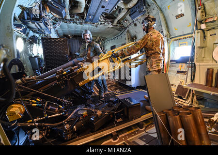 Betreiben Sie techn. Sgt Jarred Huseman, links, und techn. Sgt Oscar Garcia, Sondermissionen Flieger mit der 1st Special Operations Group, Abteilung 2, eine 105 mm Kanone auf eine AC-130J Ghostrider Gunship, "Wütend Annie," während einer Trainingsmission über Eglin Range, Florida, 23. Januar 2017. Die 105 mm Kanone prallt zurück 49 Zoll mit 14.000 Pfund Kraft. (Foto: U.S. Air Force Senior Airman Jeff Parkinson) Stockfoto