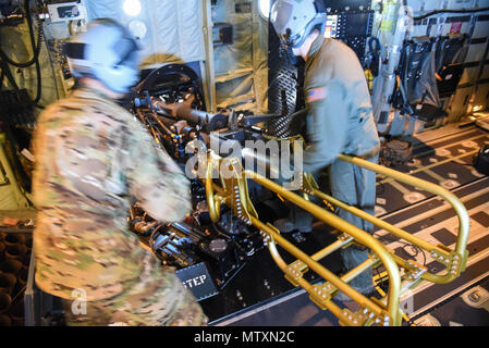 Techn. Sgt Jarred Huseman, links, und techn. Sgt Oscar Garcia, Sondermissionen Flieger mit der 1st Special Operations Group, Abteilung 2, laden eine 105 mm Kanone auf eine AC-130J Ghostrider Gunship, "Wütend Annie," während einer Trainingsmission über Eglin Range, Florida, 23. Januar 2017. Die 105 mm Kanone schießt Granaten, die 50 Pfund wiegen und mehr als 32 Pfund Sprengstoff enthalten. (Foto: U.S. Air Force Senior Airman Jeff Parkinson) Stockfoto