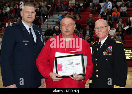 Lonnie Muxfeldt, Harlan Community School Board Präsident (Mitte), hält die Arbeitgeber Unterstützung des Schutzes und der Reserve Patriot Award der Iowa Army National Guard Brig. Gen. Steve Warnstadt, Stellvertretender Kommandierender General für Operationen (rechts), als Harlan Gemeinschaft Schulen Betriebsleiter, Oberst Justin Wagner auf aussieht. Die Präsentation war Teil der Harlan Gemeinschaft Schulen Anerkennung der 380. Jahrestag der National Guard. (U.S. Army National Guard Foto von Master Sgt. Duff E. McFadden) Stockfoto