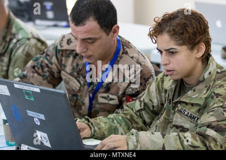 Ein Logistik Offizier vom 3. gepanzerte Brigade Combat Team, 1. Panzerdivision, arbeitet Seite an Seite mit ihrem Jordanien Streitkräfte - Arabische Armee Gegenstück, während der erste Tag der Übung eifrig Licht 2017, Jan. 29, 2017 bei der gemeinsamen Training Center in Jordanien. Die jährliche bilaterale Übung, eifrig, Licht, Züge sowohl in den USA als auch Jordanischen Truppen auf Bataillon und Brigade level arbeiten und gleichzeitig die militärische Zusammenarbeit und Interoperabilität. (U.S. Armee Foto von Sgt. Angela Lorden) Stockfoto