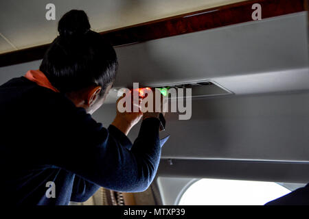 170130-F-WU 507-002: Tech. Sgt. Vanessa Schook, 99th Airlift Squadron Flight Attendant, führt eine Pre-flight Safety überprüfung auf der C-20B bei Joint Base Andrews, Maryland, Jan. 27, 2017. FAs sind Experten für Sicherheit, Zoll Spezialisten und Kulinarische Künstler, oft bei der Zubereitung der Gerichte von Grund auf 30--40,000 Füße, während gleichzeitig die Sicherheit der Besatzung und der Passagiere zu allen Zeiten. (U.S. Air Force Foto von Senior Master Sgt. Kevin Wallace/freigegeben) Stockfoto