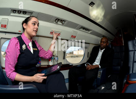 170130-F-WU 507-008: Staff Sgt. Herbst Murphy, 99th Airlift Squadron Flight Attendant, weist auf die Notausgänge während einer C-20 B pre-flight Safety kurze bei Joint Base Andrews, Maryland, Jan. 27, 2017. FAs sind oft für ihre kulinarischen Kunstwerken und der Einzigartigkeit der volle Mahlzeiten vorbereiten, während die Nation oder Ozeane überqueren gelobt, aber vor allem sie sind Experten für Sicherheit, und obwohl sie ist Mission briefing zwei Personen, Murphy stellt sicher, dass die Abgeordneten erhalten eine volle kurz vor weg nehmen für eine Mission in Panama City, Panama. (U.S. Air Force Foto von Senior Master Sgt. Kevin Walla Stockfoto