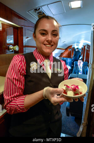 170130-F-WU 507-009: Staff Sgt. Herbst Murphy, 99th Airlift Squadron Flight Attendant, zeigt eine spezielle Salat, die Sie in das Thema der Valentines Tag erstellt, während eines Fluges von Joint Base Andrews, Maryland, in Panama City, Panama, Jan. 27, 2017. Die Mission wurde ein Off-station Trainer, die OPPORTUN für Piloten ist zur Feinabstimmung ihrer Ansätze und Anlandungen, perfekt für Kommunikationssysteme Betreiber zu aktualisieren Zertifizierungen erlangen oder; und auch die Prime Time für FAs zu testen oder Master kulinarischen Ideen Sie verbrachte Stunden Ihrer Zeit zu erfinden. (U.S. Air Force Foto von Senior Master Sgt. Kev Stockfoto