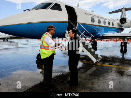 170130-F-WU 507-031: Staff Sgt. Herbst Murphy, 99th Airlift Squadron Flight Attendant, stellt Pässe und Zollpapiere zu einem Flughafen offizielle am Flughafen Liberia, Costa Rica, Jan. 28, 2017. FAs werden gezielt für die bemannte und gemietet von jedem Soldaten Air Force Specialty Code Sicherheit Experten zu werden, Zoll Spezialisten und kulinarische Künstler. (U.S. Air Force Foto von Senior Master Sgt. Kevin Wallace/freigegeben) Stockfoto