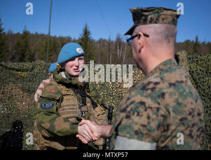 Us-Marine Oberst Doug Bruun trifft sich mit einem Kadett der Royal Norwegian Air Force Academy während eines mock United übung Nationen in Giskaas, Norwegen, 25. April 2017. Die kadetten unterrichtete Bruun auf jeder von Status und ihrer post Organisation. Marine Drehkraft Europa 17,1 (MRF-E) das Marine Corps' lange und enge Zusammenarbeit mit der norwegischen Streitkräfte. Stockfoto