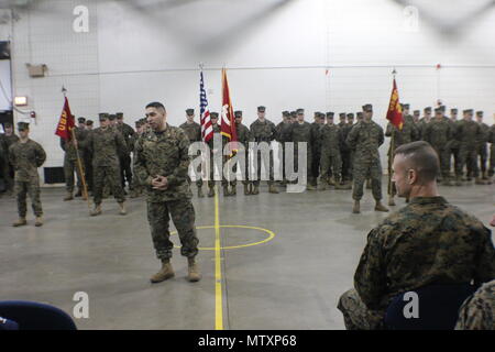 LtCol Johnny Gutierrez, eingehende Kommandierender Offizier der 4. Strafverfolgung Bataillon, Adressen Teilnehmern bei Änderung des Bataillon der Befehl Zeremonie, am 21. Januar statt, 2017 am Hauptsitz 4 Law Enforcement Bataillon in St. Paul, Minnesota. Während das Ändern des Befehls, LtCol Gutierrez das Kommando der 4. LEB von der abgehenden Commander Col Michael Bracewell (rechts, vorne sitzt). 4. Strafverfolgung Bataillon (4. LEB), eine untergeordnete Einheit von FHG, ist eine Reserve Marine Corps Military Police battalion. In St. Paul, untergeordnete Einheiten des Bataillons mit Sitz befinden sich in Stockfoto