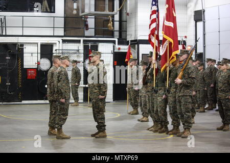 Col Michael Bracewell, Kommandierender Offizier der 4. Strafverfolgung Bataillon (4. LEB), Berichte zum Brigadier General Michael F. Fahey, Kommandierender General des Force Headquarters Group (FHG), bei Änderung des Bataillon der Befehl Zeremonie, am 21. Januar statt, 2017 am Hauptsitz 4 Law Enforcement Bataillon in St. Paul, Minnesota. Während das Ändern des Befehls Zeremonie, Col Bracewell Befehl des 4. LEB auf eingehende kommandierender Offizier LtCol Johnny Gutierrez aufgegeben. 4. Strafverfolgung Bataillon (4. LEB), eine untergeordnete Einheit von FHG, ist eine Reserve Marine Corps Military Police battalion. Er Stockfoto