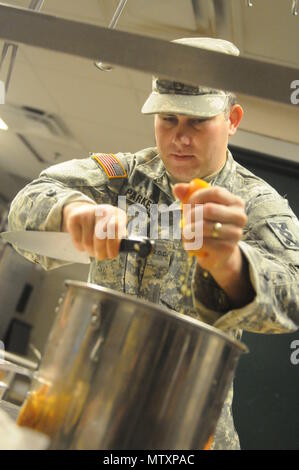 Armee finden Warrant Officer Candidate Joseph Parker, ein Food Service NCO für die 143 Sustainment Command (Auslandseinsätze), Saft einer Orange während der Vorbereitung einer Mahlzeit aus einer mobilen Küche Trailer am Orlando Streitkräfte finden. Parker und der Armee finden kulinarische Künste Team wurden Proben für die kommende 42. jährlichen militärischen Culinary Arts Wettbewerb. Stockfoto