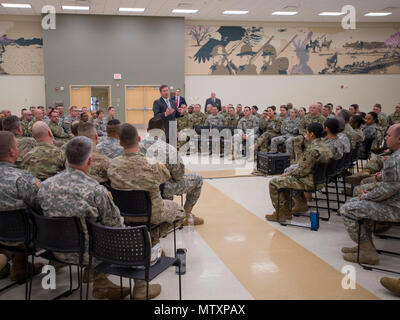 Sgt. Maj. der Armee (im Ruhestand), Kenneth O. Preston, spricht mit der Oklahoma Army National Guard Soldaten Soldaten über den aktuellen und zukünftigen Zustand der Armee und Nationalgarde bei einem Besuch in der Normannischen Armee Mitte Jan. 31, 2017. (U.S. Army National Guard Foto: Staff Sgt. Christopher Bruce) Stockfoto
