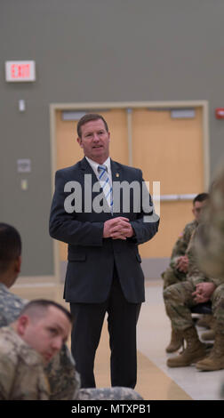 Sgt. Maj. der Armee (im Ruhestand), Kenneth O. Preston, spricht mit der Oklahoma Army National Guard Soldaten Soldaten über den aktuellen und zukünftigen Zustand der Armee und Nationalgarde bei einem Besuch in der Normannischen Armee Mitte Jan. 31, 2017. (U.S. Army National Guard Foto: Staff Sgt. Christopher Bruce) Stockfoto
