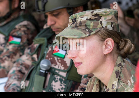 Ein U.S. Army Informationen Collection Manager mit 3. gepanzerte Brigade Combat Team, 1st Armored Division, und ein Teilnehmer der Übung eifrig Licht 2017, hört der Kürze der Brigade für die bilateralen Übung Jan. 25, 2017 bei der gemeinsamen Training Center in Jordanien. Eifrig, Licht ist eine jährliche Übung, dass die Züge sowohl in den USA als auch Jordanischen Truppen auf Bataillon und Brigade level Operationen während des simulierten Szenarien zu bekämpfen und gleichzeitig die militärische Zusammenarbeit und Interoperabilität. (U.S. Armee Foto von Sgt. Angela Lorden) Stockfoto