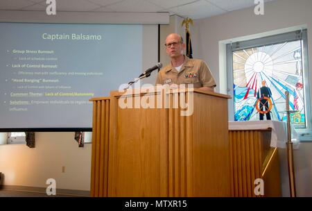 170126-N-GZ 984-023 - Kapitän Lukas Balsamo werden einige Ursachen der Anbieter Burnout während einer medizinischen Korps berufliche Entwicklung Seminar an der Naval Medical Center Portsmouth, 31.01.26. statt. Anbieter Burnout ist als ein Syndrom aus emotionaler Erschöpfung, Depersonalisation, ein Gefühl der persönlichen Vollendung, und kann alle Anbieter sowohl in der militärischen und zivilen medizinischen Einstellungen beeinflussen klassifiziert. Us Navy Foto von Mass Communication Specialist 2. Klasse (SW) Terach L. Bryant. Stockfoto