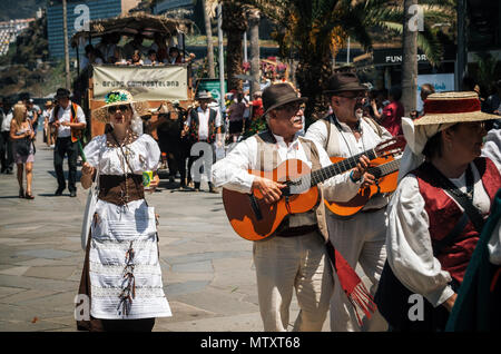 Puerto de la Cruz, Teneriffa, Kanarische Inseln, Spanien - 30. Mai 2017: Eingerichtet Stier gezogenen Wagen und Canarias Menschen in traditionellen Kleidung teilnehmen Ich Stockfoto