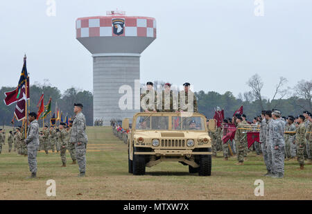 Us-Armee Generalmajor Andrew Poppas, Links, die eingehenden Commander für die 101 Airborne Division (Air Assault) 'Screaming Eagles', Generalleutnant Stephen Townsend, Mitte, der Kommandant der 18 Airborne Corps und Generalmajor Gary Volesky die ausgehende Division Commander die Truppen inspizieren, während der Teilung Ändern des Befehls Zeremonie an der Abteilung parade Feld Fort Campbell, Ky, Jan. 19, 2017. Generalmajor Poppas das Kommando über die Division von Generalmajor Volesky während der Zeremonie. (U.S. Armee Foto von Sam Ufer/Freigegeben) Stockfoto