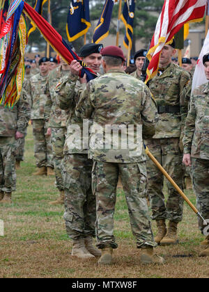 Us-Armee Generalleutnant Stephen Townsend, rechts, der Kommandant der 18 Airborne Corps leitet die Abteilung Farben Generalmajor Andrew Poppas, Links, die eingehenden Commander, während der 101 Airborne Division (Air Assault) 'Screaming Eagles' Ändern des Befehls Zeremonie an der Abteilung parade Feld Fort Campbell, Ky, Jan. 19, 2017. Generalmajor Poppas das Kommando über die Division von Generalmajor Gary Volesky während der Zeremonie. (U.S. Armee Foto von Sam Ufer/Freigegeben) Stockfoto