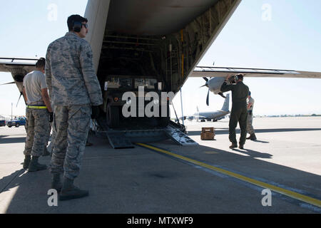 Us-Flieger in die 728Th Air Mobility Squadron und 37th Airlift Squadron zugeordnet, entladen Humvees aus der US Air Force C-130J Hercules Super April 26, 2017, in Incirlik in der Türkei. Die Humvees wurden in Incirlik geliefert, um die Funktionalität der 39th Sicherheitskräfte Geschwader auf der Flightline zu stärken. Stockfoto