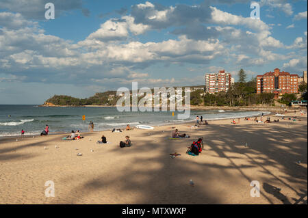 10.05.2018, Sydney, New South Wales, Australien - Sonnenanbeter und Surfer sind auf Manly Strand gesehen. Stockfoto