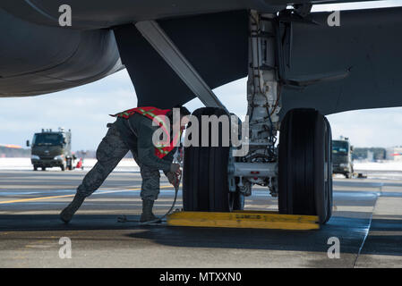 Us Air Force Staff Sgt. Jordan Churchill, 35th Instandhaltungsgruppe transiente alert Techniker, setzt Blöcke vor einer KC-135 Stratotanker zur 733Rd Air Mobility Squadron aus Kadena Air Base, Japan zugewiesen, bei Misawa Air Base, Japan, Jan. 19, 2017. Mehrere Einheiten koordinieren mit dem 730Th AMS Standort Bravo air terminal Ground Handling Services, dass es sicher ist, ohne Hemmung der F-16 Fighting Falcon Mission in Misawa zu landen. (U.S. Air Force Foto von Airman 1st Class Sadie Colbert) Stockfoto