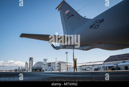 Us Air Force Tech. Sgt. Jeremy Pekins, 718Th Aircraft Maintenance Squadron flying Crew Chief von Kadena Air Base, Japan, verbindet ein Schwanz-stand zu einer KC-135 Stratotanker zur 733Rd Luft Mobilität Geschwader zugewiesen aus Kadena, Misawa Air Base, Japan, Jan. 19, 2017. Des Air Mobility Command vier Core mission Bereiche - Lufttransport, Luftbetankung, Mobilität und Unterstützung - Hilfsmittel der Pacific Command Mission zur Verbesserung der US-Präsenz in der Region durch strategisch verteilen unserer Haltung in einem größeren geografischen Bereich. (U.S. Air Force Foto von Airman 1st Class Sadie Colbert) Stockfoto