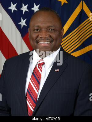 David Sanders, Direktor, Direktion Beschaffung, Washington Zentrale Dienstleistungen, Ministerium für Verteidigung, stellt für seine offizielle Portrait in der Armee portrait Studio in das Pentagon in Arlington, Virginia, Jan. 4, 2017. (U.S. Armee Foto von Monica King/Freigegeben) Stockfoto