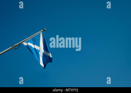 Saltire Flagge an einem sonnigen blauen Himmel in Edinburgh, Schottland Stockfoto