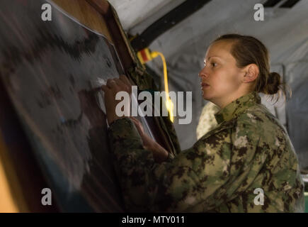 CAMP Pendleton, Calif (Jan. 20, 2017) - Lt. Karen McAllister, Amphibischen Bau Bataillon 1 angeschlossen ist, Grundstücke defensive Gruben in den Alfa Unternehmen Post bei Feld Training Übung (Ftx) 2017. FTX 2017 ist ein Szenario-basierte Übung entwickelt, Zug das Bataillon in Seabee bekämpfen Kriegsführung und zu testen. (U.S. Marine Foto von Mass Communication Specialist 2. Klasse Eric Chan/Freigegeben) Stockfoto