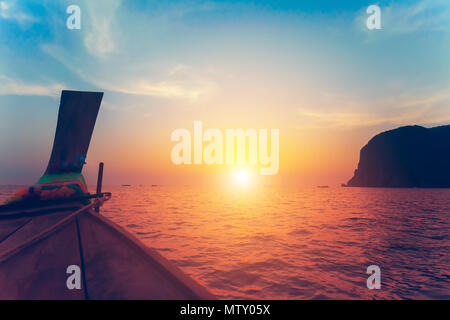 Schließen Sie herauf Bild der Bug des traditionellen Holzboot. Atemberaubenden Sonnenuntergang über dem Meer und Kalkfelsen Neben dem exotischen Phi Phi Islands, dem Königreich Thailand. Stockfoto