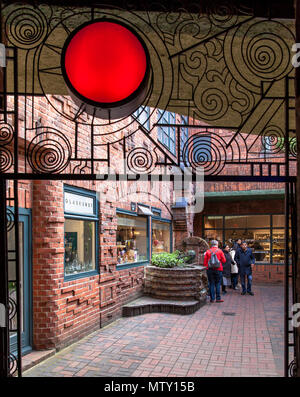 Ziergitter des Übergangs von der Paula-Becker-Modersohn-House an den Handwerkerhof auf Boettcherstreet, Architekt Bernhard Hoetger, Bremen, Ge Stockfoto