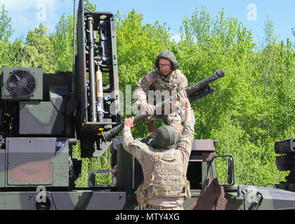 Staff Sgt. Josh Robinson (unten), eine Luft- und Raketenabwehr crewmember zu Batterie C, 2nd Battalion, 44th Air Defense Artillery Regiment, 101St Airborne Division (Air Assault) Sustainment Brigade, 101 Abn zugeordnet. Div., Hände eine Rakete an SPC. Bradley Muszalski, eine Luft- und Raketenabwehr crewmember zugeordnet Btry. C, 2 Mrd., 44. ADA Regt., 101 Abn. Div. Sust. Bde., 101 Abn. Div., während der Rakete Upload und Download crew Bohrer, April 25, 2017, während Ihrer Batterie Feld Training in Fort Campbell, Kentucky. Soldaten aus btry. C bereiten für ihre Bataillon FT Stockfoto