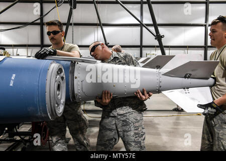 Von der Linken, Senior Airman Steven Holz, Tech. Sgt. Joseph Munis und Senior Airman Zane Sitzes, alle aktiven-Flieger aus der 301 Fighter Wing, Naval Air Station Fort Worth gemeinsame Reserve Base, Texas, bauen die GBU-31 Bomben April 26 an der Hill Air Force Base in Utah. Die 301 FW geschickt Flieger und F-16 Fighting Falcon zu Hill AFB für Bekämpfung der Hammer, eine Luft-Boden-Waffen Bewertung von der 86th Fighter Squadron Waffen durchgeführt. Stockfoto