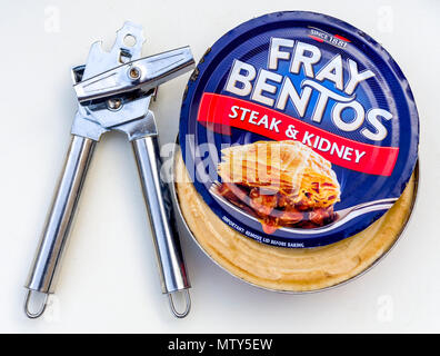 Klassische Fray Bentos Steak & Kidney Pie in eine Blechdose mit Flaschenöffner, Fray Bentos wurde erstmals um 1865 in Uruguay gebildet Stockfoto