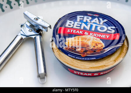 Klassische Fray Bentos Steak & Kidney Pie in eine Blechdose mit Flaschenöffner, Fray Bentos wurde erstmals um 1865 in Uruguay gebildet Stockfoto