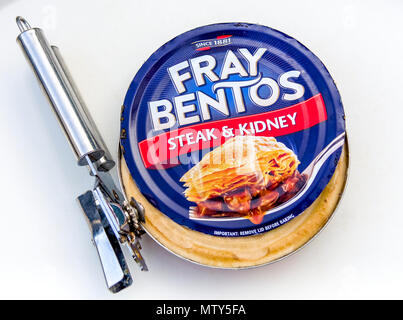 Klassische Fray Bentos Steak & Kidney Pie in eine Blechdose mit Flaschenöffner, Fray Bentos wurde erstmals um 1865 in Uruguay gebildet Stockfoto