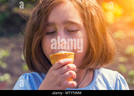Mädchen essen Eis in der Waffel Schale, Nahaufnahme, Porträt, lächeln Stockfoto