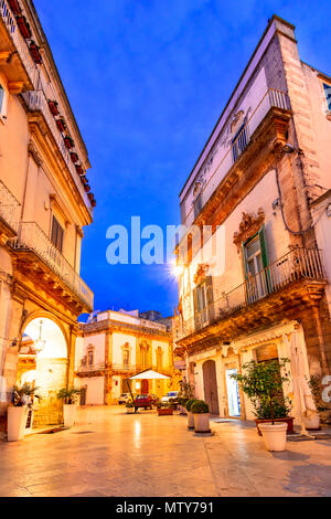 Martina Franca, Apulien, Italien: Piazza del Plebiscito mit Saint Martin Basilika und Palazzo della Corte, Apulien Stockfoto