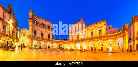 Martina Franca, Apulien, Italien: Nachtansicht der Piazza Plebiscito und die Kathedrale St. Martin, Apulien Stockfoto