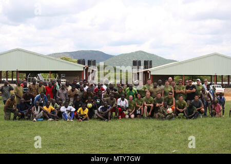 Us-Marines mit speziellen Zweck Marine Air-Ground Task Force-Crisis Response-Africa und Mitglieder von Uganda People's Defence Force posieren für ein Foto nach konkurrieren in einem abschließenden Fußballspiel zwischen UPDF Soldaten, und der Ausbilder von SPMAGTF-CR-AF. Die Updf Soldaten behauptete den endgültigen Sieg mit einem Ergebnis von 3-2. Stockfoto