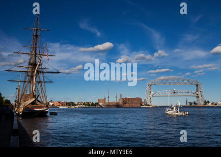 DULUTH, MINNESOTA, USA - 21. August 2016: Die uns Brig Niagara sitzt in Superior Bucht während des Festivals große Schiffe Duluth angedockt. Stockfoto