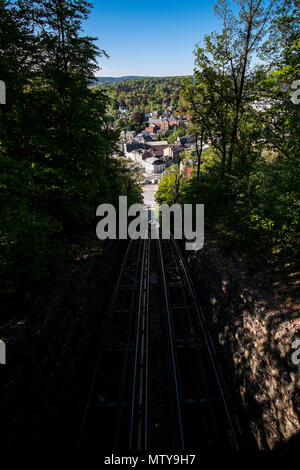 Die Standseilbahn in Spa, Belgien von der Spitze des Hügels, der die Innenstadt hinter Stockfoto