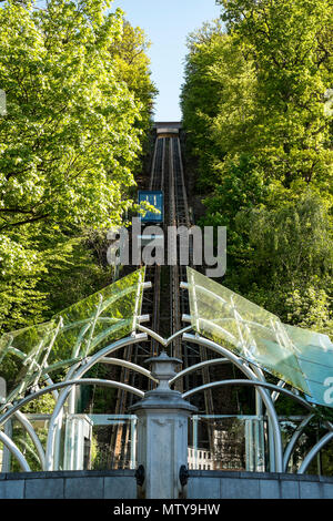 Die Standseilbahn in Spa, Belgien von der Unterseite des Hügels, der die Station und ein Auto auf dem Titel Stockfoto