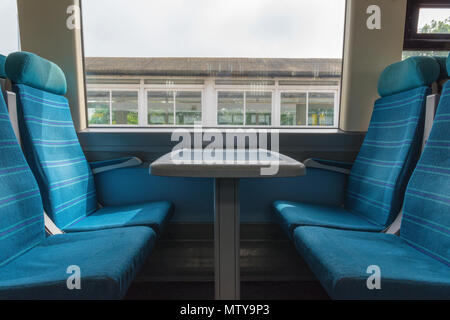 Vier empry Sitze auf einem Southern Railway oder govia Thameslink Zug. Season Ticket Preise und Überfüllung auf teure unzuverlässiger Züge. Network Rail. Stockfoto