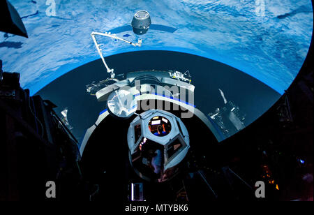 NASA-Astronaut Oberst Tyler 'Nick' Haag und Canadian Space Agency astronaut David Saint Jacques, rendezvous und Roboterarm abruf Ausbildung im Systems Engineering Simulator durchführen, genannt "The Dome", im Johnson Space Flight Center in Houston, Tex, 26.04.2017. Stockfoto