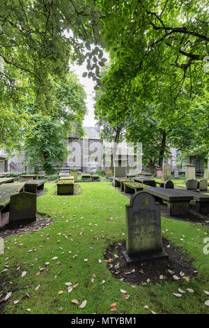 Hochformat Der grüne Friedhof an der Kirk von St. Nikolaus in Aberdeen, Vereinigtes Königreich. Stockfoto