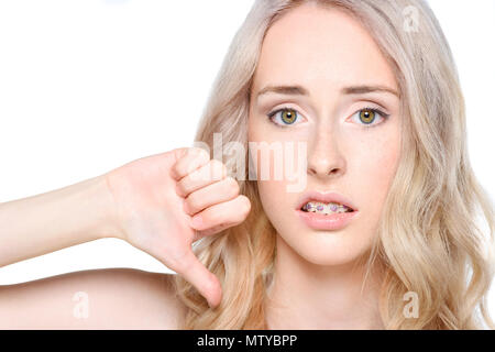 Closeup geschossen von einer jungen Frau, Daumen nach unten. Stockfoto